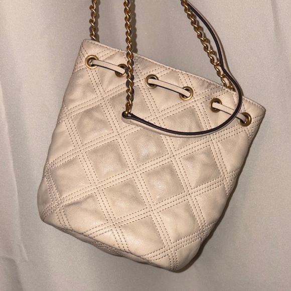 Tory Burch Beige Quilted Bucket Bag with Gold Chain - Picture 2 of 3